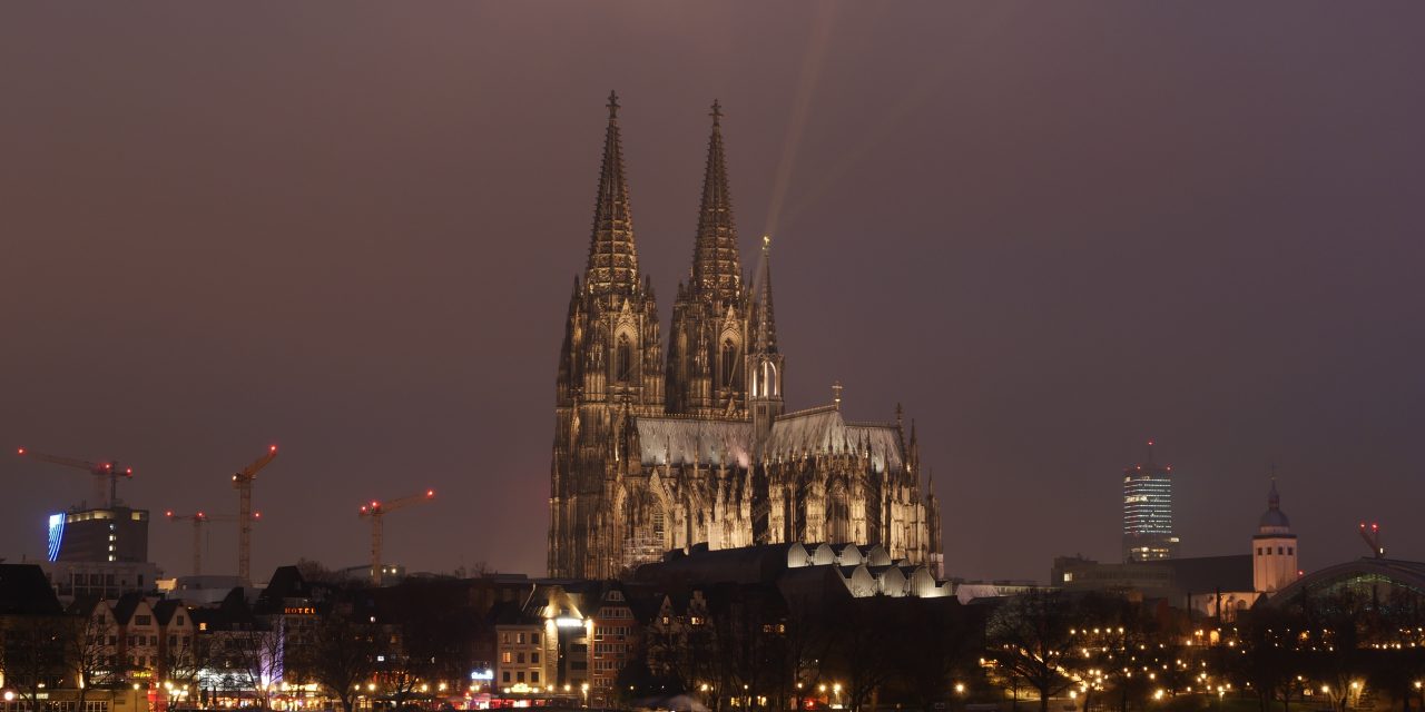Der Stern über Bethlehem erleuchtet den Kölner Nachthimmel